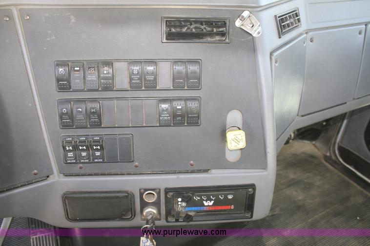 image for item B6762 2000 Western Star 4864FX concrete mixer truck