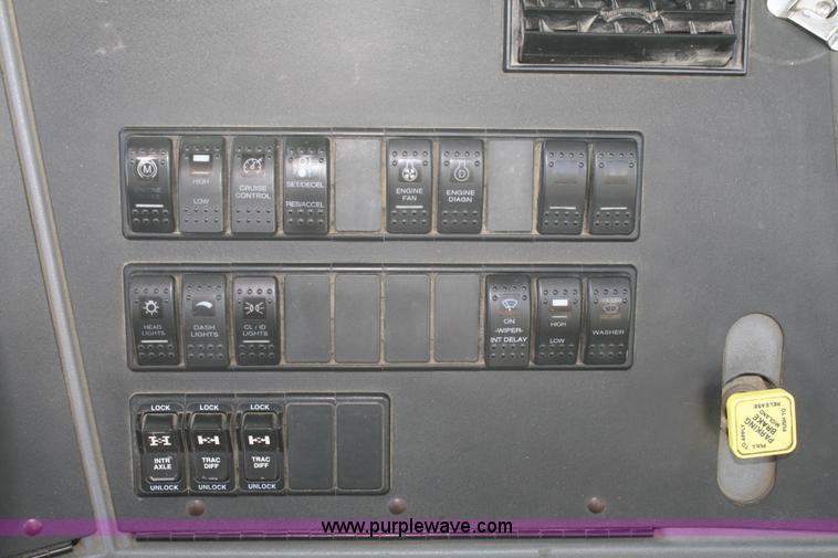 image for item B6762 2000 Western Star 4864FX concrete mixer truck