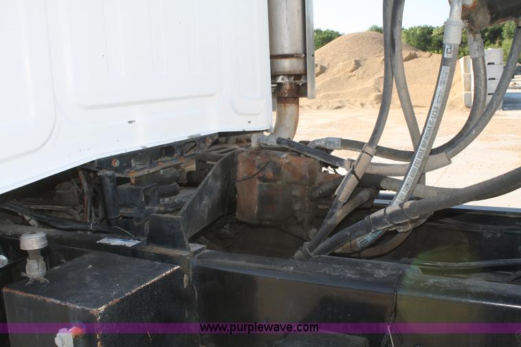 image for item B6762 2000 Western Star 4864FX concrete mixer truck