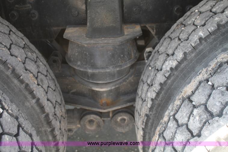 image for item B6762 2000 Western Star 4864FX concrete mixer truck