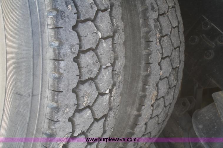 image for item B6762 2000 Western Star 4864FX concrete mixer truck