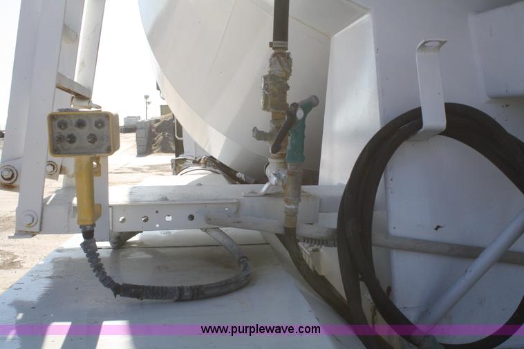 image for item B6762 2000 Western Star 4864FX concrete mixer truck