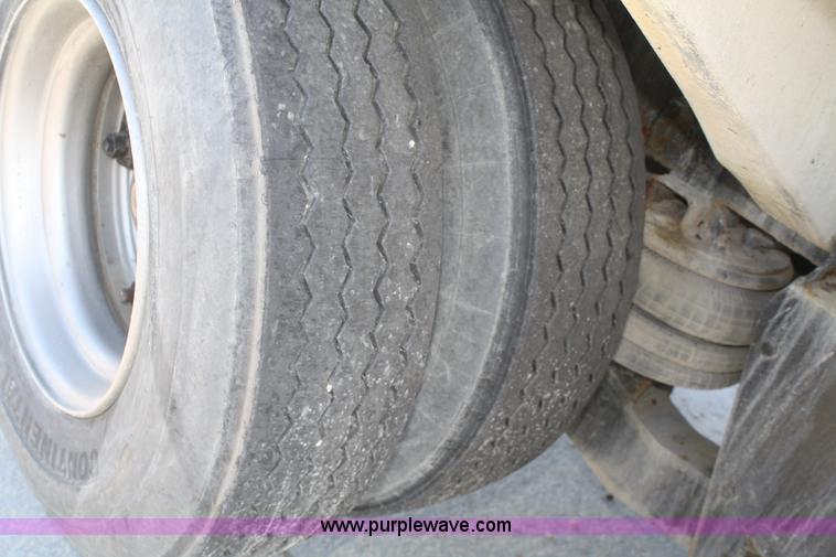 image for item B6762 2000 Western Star 4864FX concrete mixer truck