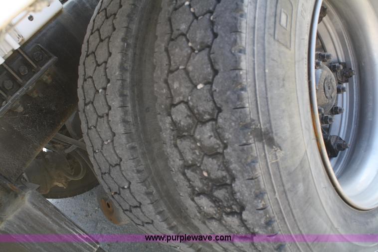 image for item B6762 2000 Western Star 4864FX concrete mixer truck