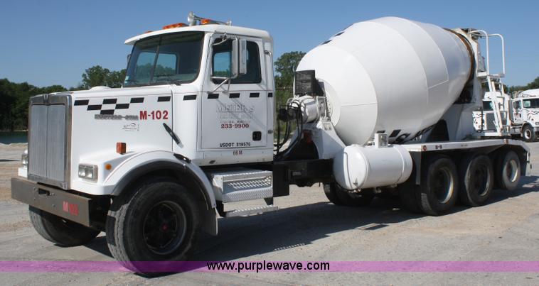 image for item B6763 2000 Western Star 4864FX concrete mixer truck