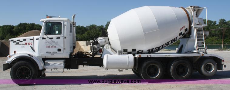 image for item B6763 2000 Western Star 4864FX concrete mixer truck