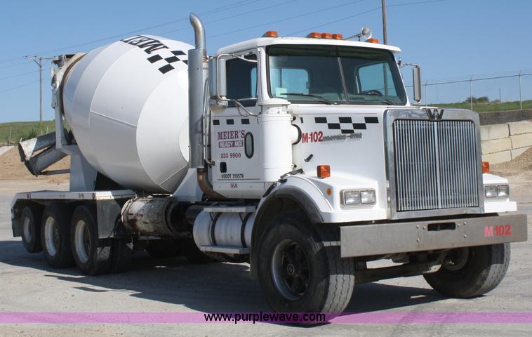 image for item B6763 2000 Western Star 4864FX concrete mixer truck