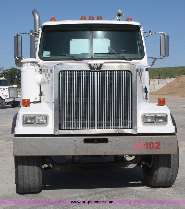 image for item B6763 2000 Western Star 4864FX concrete mixer truck