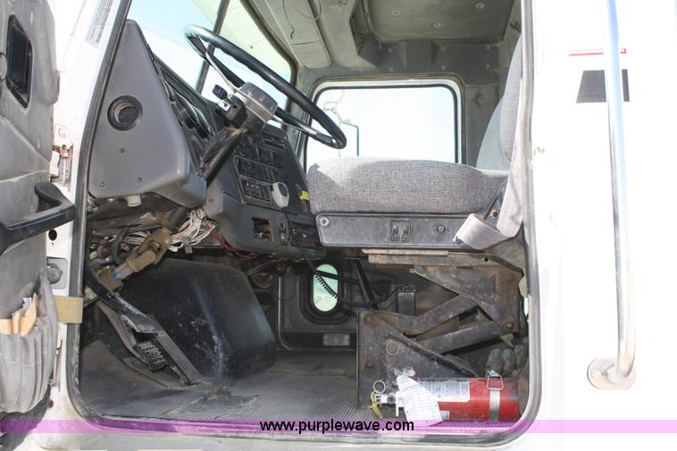 image for item B6763 2000 Western Star 4864FX concrete mixer truck