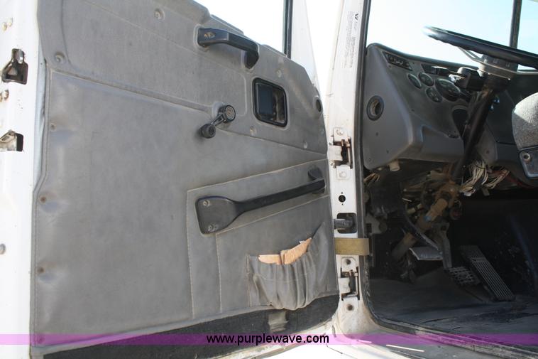 image for item B6763 2000 Western Star 4864FX concrete mixer truck