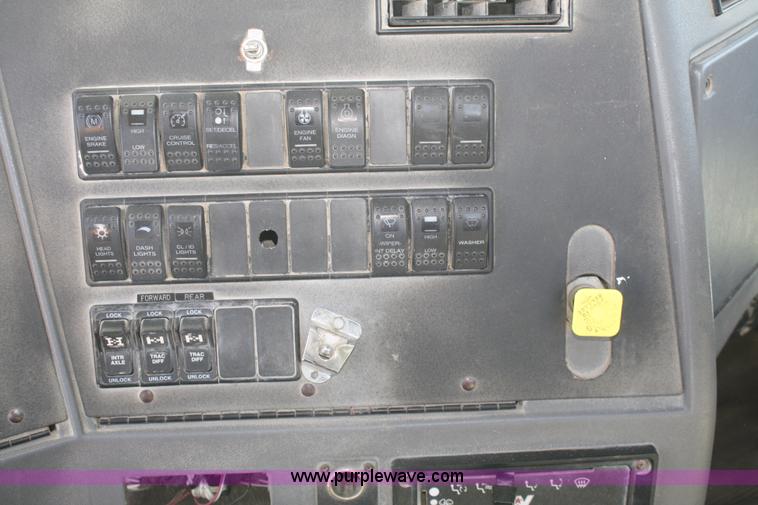 image for item B6763 2000 Western Star 4864FX concrete mixer truck