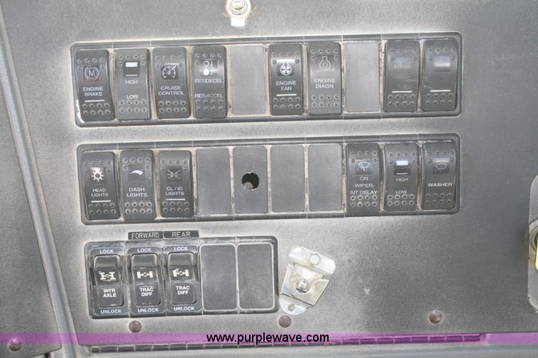 image for item B6763 2000 Western Star 4864FX concrete mixer truck