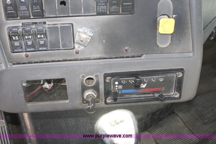 image for item B6763 2000 Western Star 4864FX concrete mixer truck