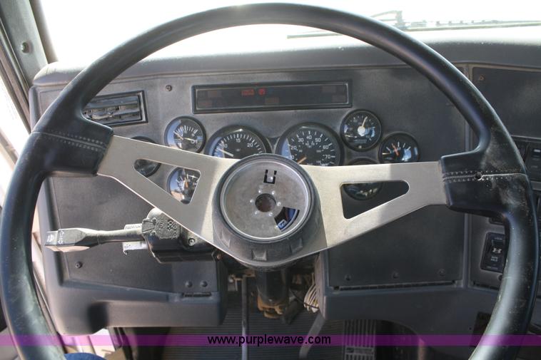 image for item B6763 2000 Western Star 4864FX concrete mixer truck