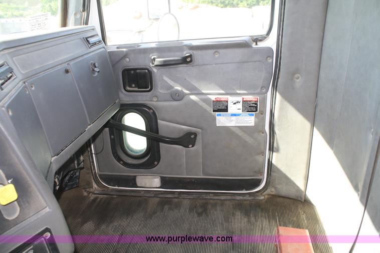 image for item B6763 2000 Western Star 4864FX concrete mixer truck