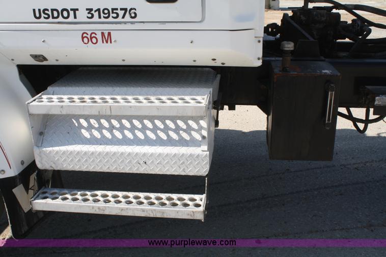 image for item B6763 2000 Western Star 4864FX concrete mixer truck