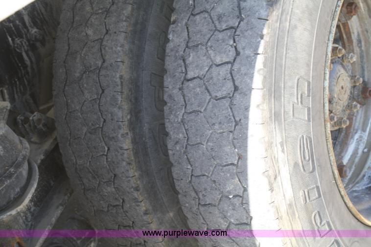 image for item B6763 2000 Western Star 4864FX concrete mixer truck