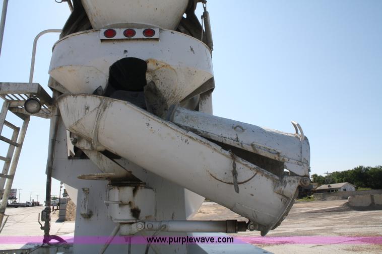 image for item B6763 2000 Western Star 4864FX concrete mixer truck