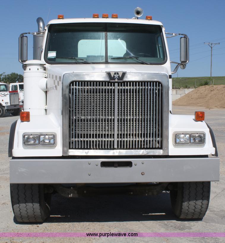 image for item B6764 2000 Western Star 4964FX concrete mixer truck