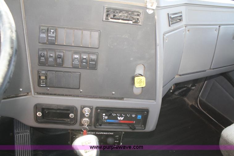 image for item B6764 2000 Western Star 4964FX concrete mixer truck