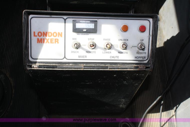 image for item B6764 2000 Western Star 4964FX concrete mixer truck