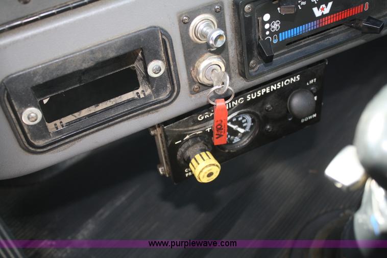 image for item B6764 2000 Western Star 4964FX concrete mixer truck