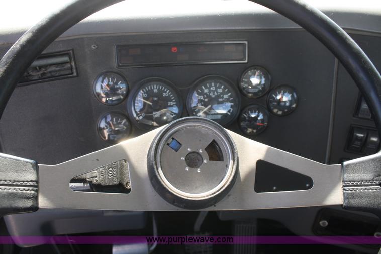 image for item B6764 2000 Western Star 4964FX concrete mixer truck