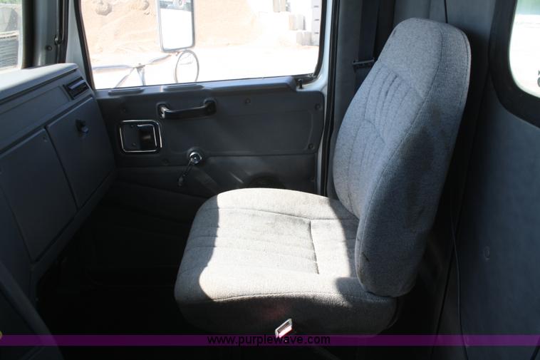 image for item B6764 2000 Western Star 4964FX concrete mixer truck