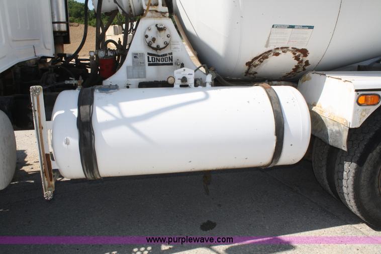 image for item B6764 2000 Western Star 4964FX concrete mixer truck