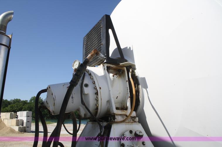 image for item B6764 2000 Western Star 4964FX concrete mixer truck