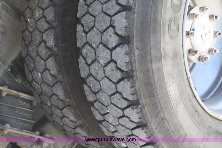 image for item B6764 2000 Western Star 4964FX concrete mixer truck