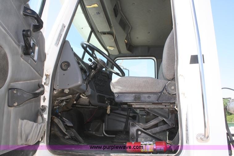 image for item B6765 2000 Western Star 4964FX concrete mixer truck