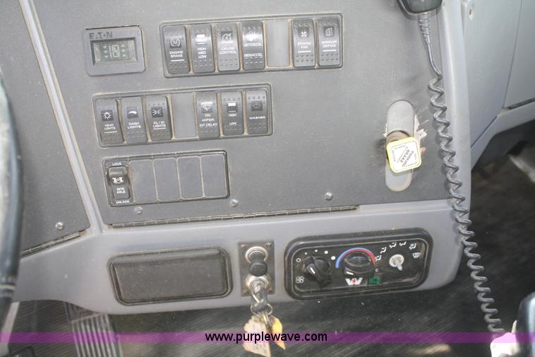 image for item B6765 2000 Western Star 4964FX concrete mixer truck