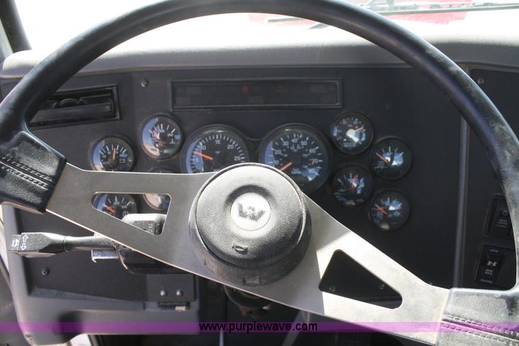 image for item B6765 2000 Western Star 4964FX concrete mixer truck