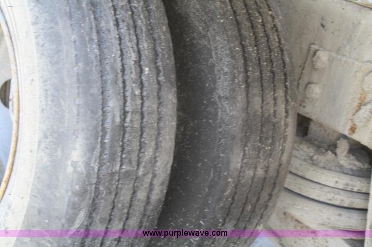 image for item B6765 2000 Western Star 4964FX concrete mixer truck