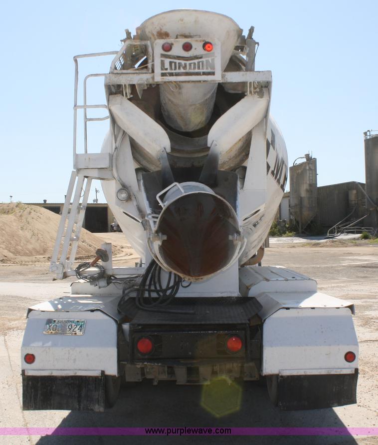 image for item B6766 2000 Western Star 4964FX concrete mixer truck