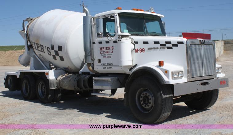 image for item B6766 2000 Western Star 4964FX concrete mixer truck