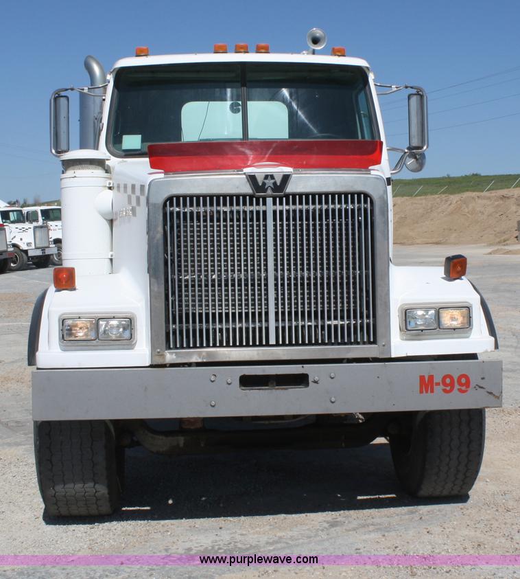 image for item B6766 2000 Western Star 4964FX concrete mixer truck