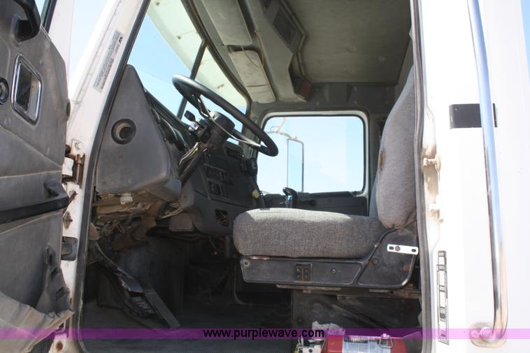 image for item B6766 2000 Western Star 4964FX concrete mixer truck