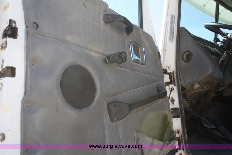 image for item B6766 2000 Western Star 4964FX concrete mixer truck