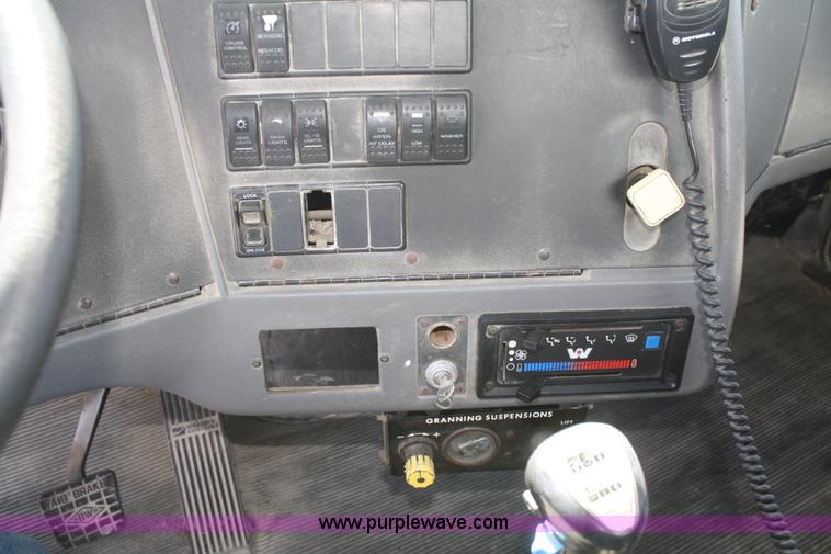 image for item B6766 2000 Western Star 4964FX concrete mixer truck