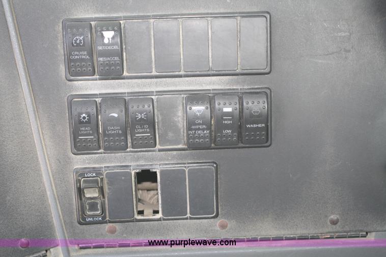 image for item B6766 2000 Western Star 4964FX concrete mixer truck