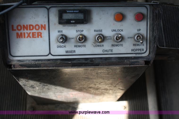 image for item B6766 2000 Western Star 4964FX concrete mixer truck