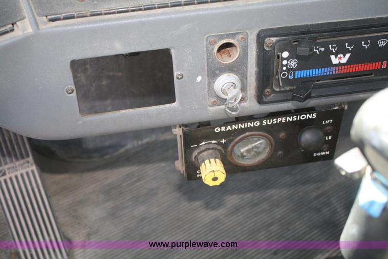 image for item B6766 2000 Western Star 4964FX concrete mixer truck