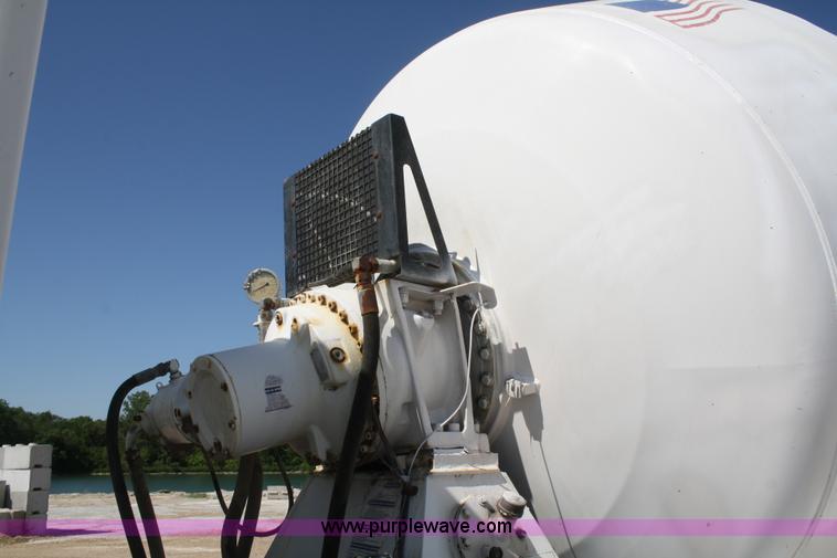 image for item B6766 2000 Western Star 4964FX concrete mixer truck