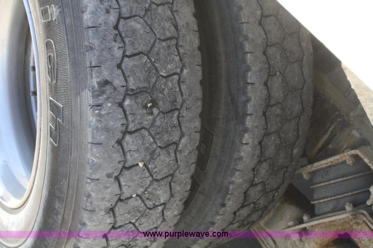 image for item B6766 2000 Western Star 4964FX concrete mixer truck