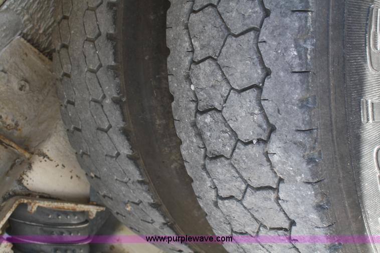 image for item B6766 2000 Western Star 4964FX concrete mixer truck