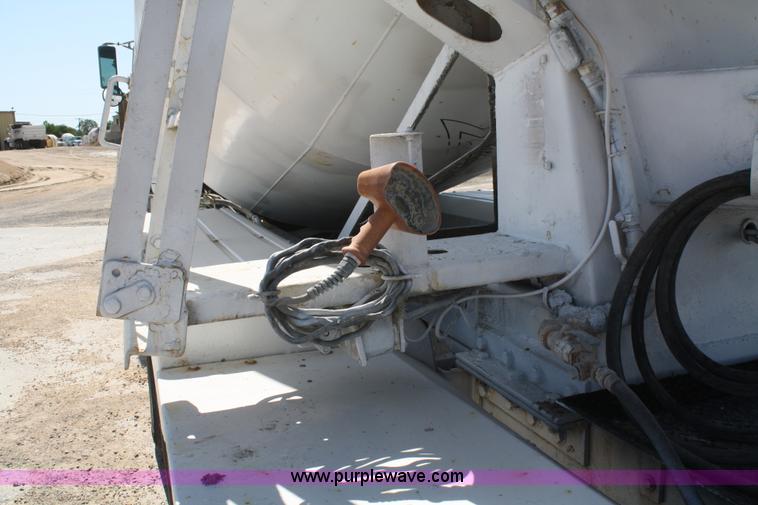 image for item B6766 2000 Western Star 4964FX concrete mixer truck