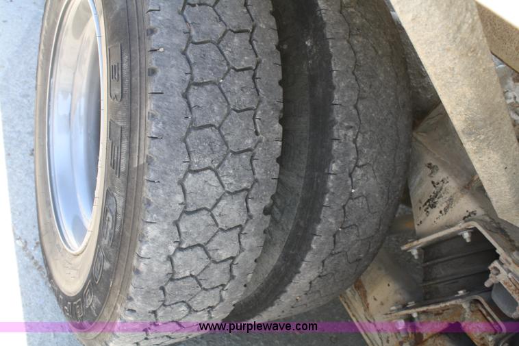 image for item B6766 2000 Western Star 4964FX concrete mixer truck