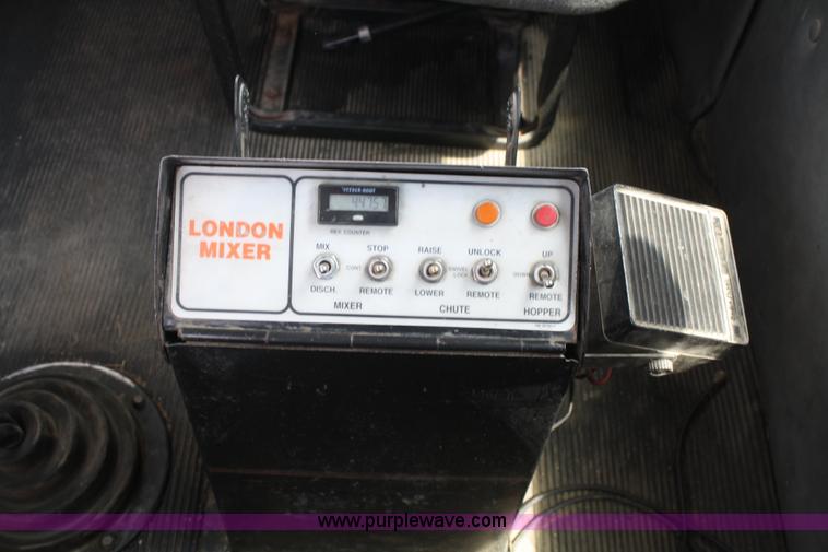 image for item B6767 1999 Western Star 4964FX concrete mixer truck